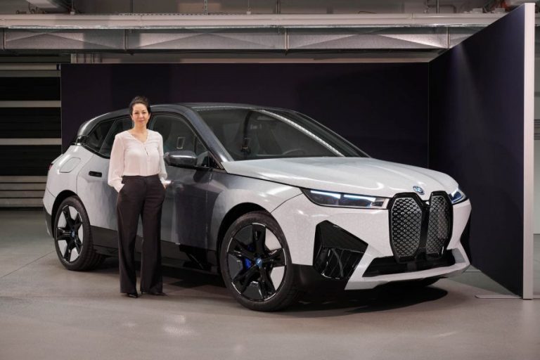 BMW از خودروی جدید خود با قابلیت تغییر رنگ در نمایشگاه CES 2022 رونمایی کرد