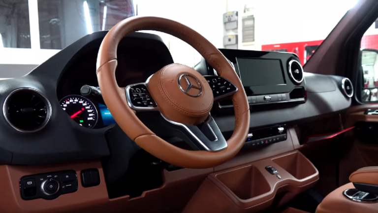 آشنایی با مرسدس اسپرینتر لوکسی که دارای پلی استیشن ۵ است +تصاویر