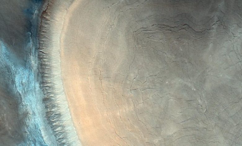 انتشار تصویر یکی از دهانه‌های مریخ که شبیه یک کنده درخت با حلقه‌های داخلی است