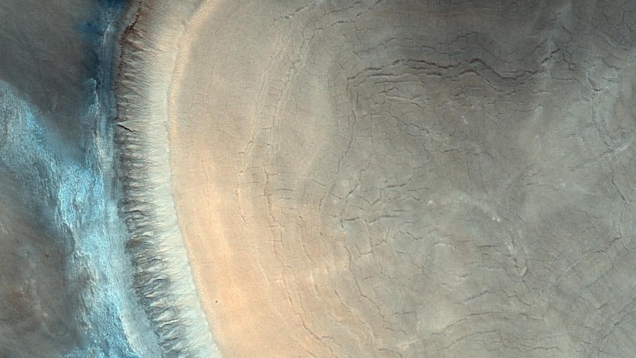 انتشار تصویر یکی از دهانههای مریخ که شبیه یک کنده درخت با حلقههای داخلی است