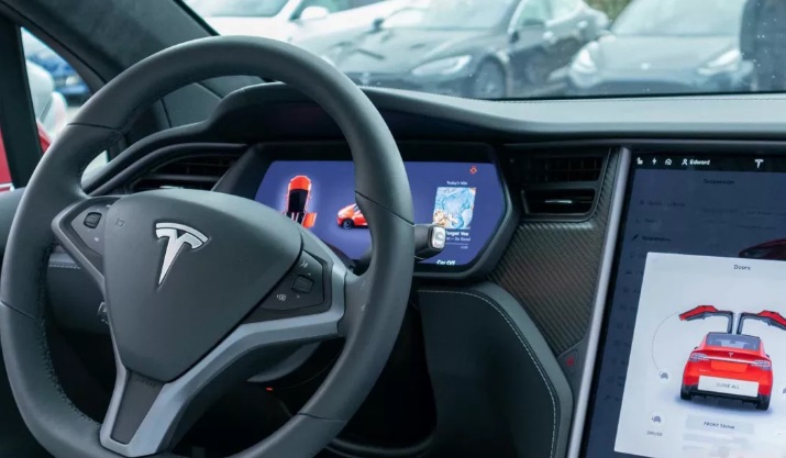 ایلان ماسک حسابی از خجالت یک آگهی تبلیغاتی علیه تسلا درآمد