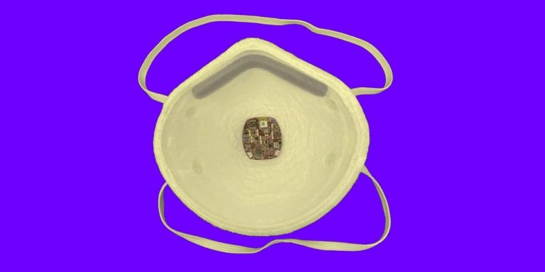 این ماسک هوشمند با سنسور خود می‌تواند ضربان قلب و داده‌های مهم را اندازه‌گیری کند