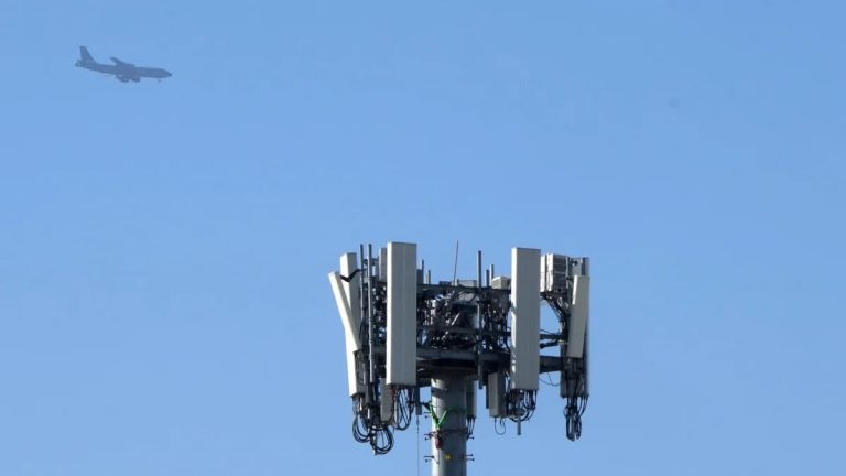 به دنبال نگرانی خطوط هوایی، AT&T و ورایزن عرضه 5G در فرودگاه‌ها را به تعویق انداختند