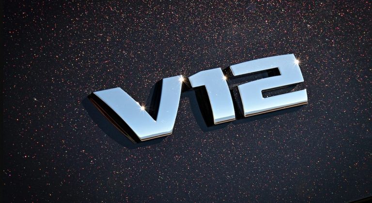 خداحافظی بی ام و با موتورهای V-12؛ پایان عصر تولید بالانس‌ ترین پیشرانه جهان