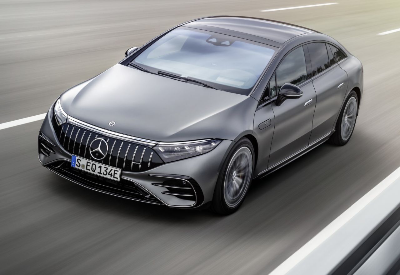 دایملر به منظور همگامی با تغییرات، نام خود را به مرسدس بنز تغییر می‌دهد