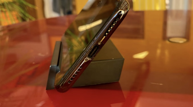 دومین آیفون USB-C دنیا به قیمت ۳۰۰۰ دلار فروخته شد