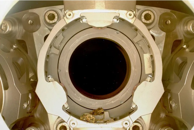 عملیات نمونه برداری مریخ نورد استقامت از سطح مریخ به مشکل برخورد