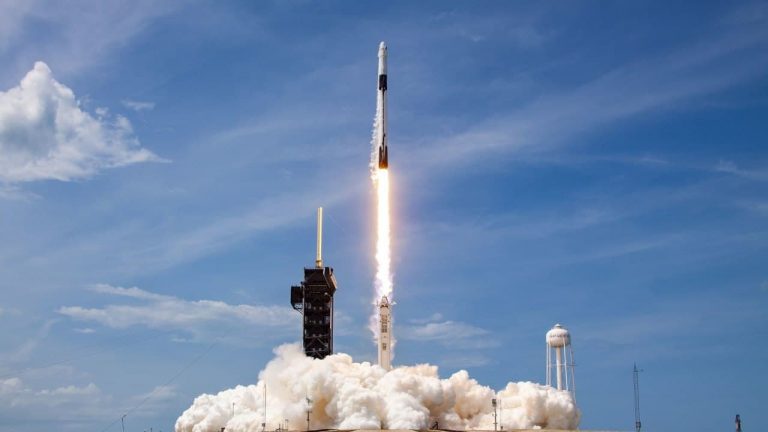 موشک اسپیس ایکس به ماه برخورد میکند