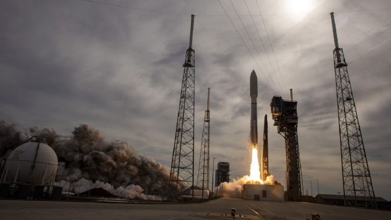 پرتاپ موشکی که ابری درخشان در آسمان ایجاد کرد