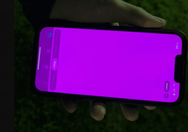 گلایه کاربران اپل از صورتی شدن نمایشگر آیفون 13