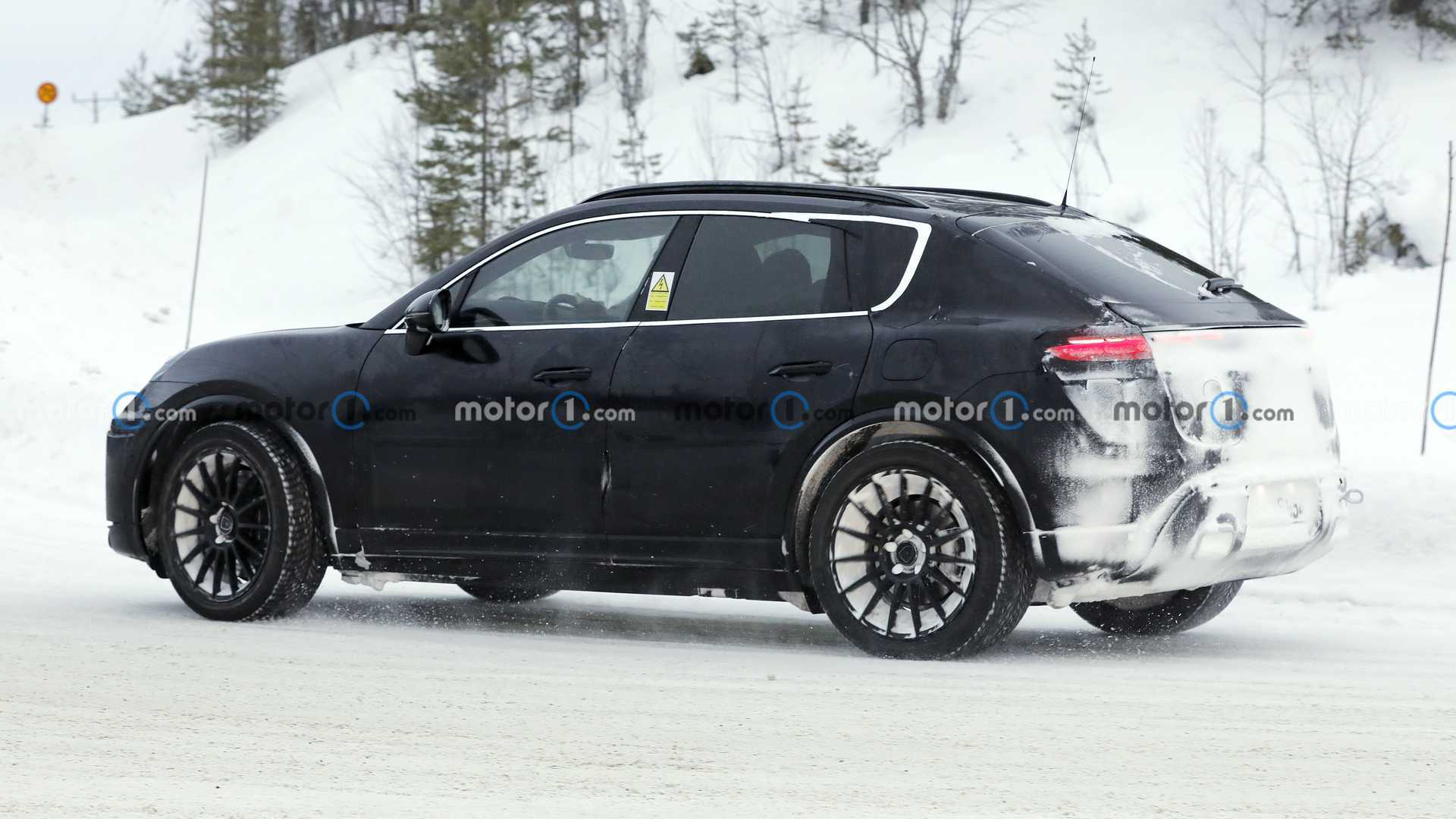 آزمایش خودروی برقی Porsche Macan آزمایش خودروی برقی Porsche Macan