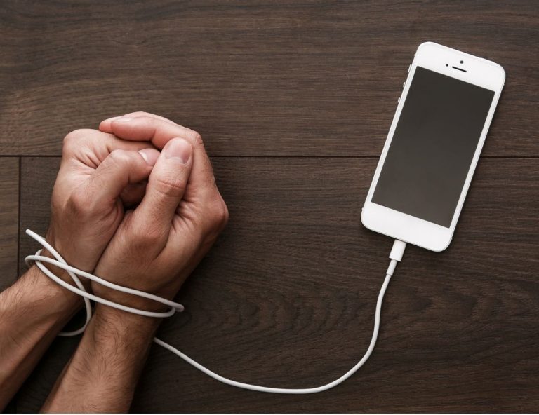 ایران ششمین کشور دنیا در اعتیاد به موبایل!