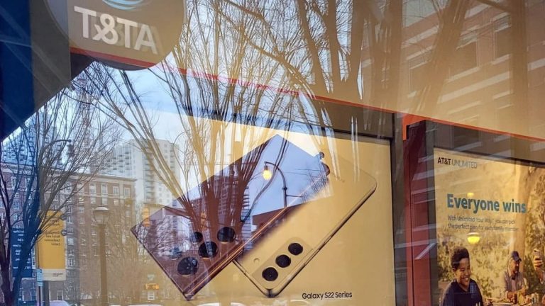تصاویر سری گلکسی S22 در یکی از فروشگاه‌های AT&T رویت شدند