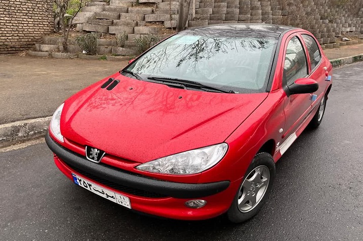 پژو 206 تیپ 3 با سقف شیشه ای وارد بازار می شود؛ راهکار تازه ایران خودرو برای افزایش قیمت تیپ 2