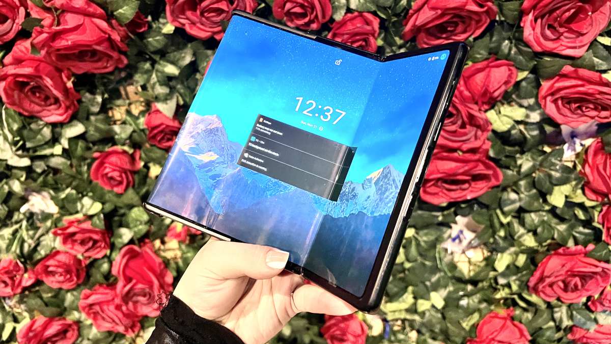 TCL دو گوشی مفهومی تاشو با طراحیهای متفاوت را به نمایش گذاشت