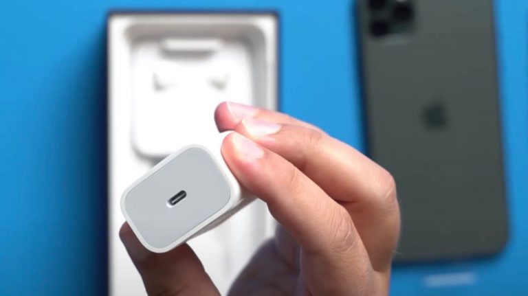 اپل با حذف شارژر و هدفون از جعبه آیفون‌ها، 6.5 میلیارد دلار سود به جیب زده است