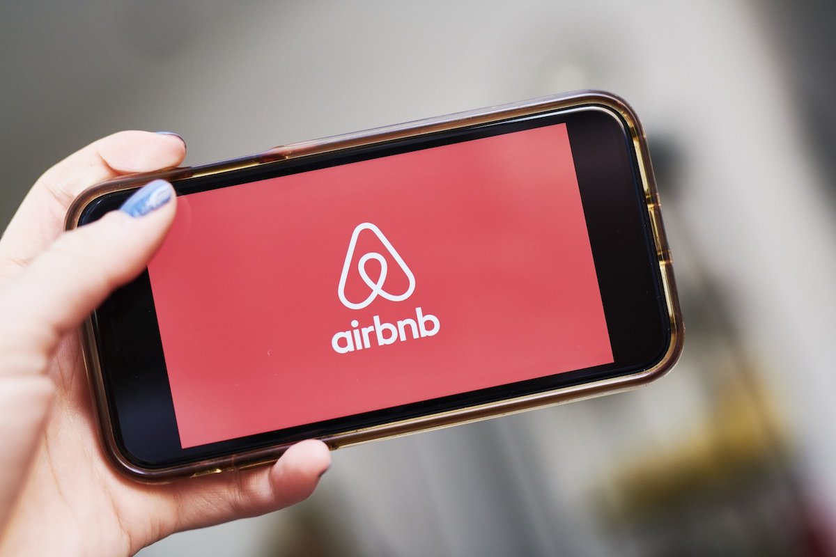 مردم کشورهای مختلف با رزرو آپارتمان در Airbnb به اوکراینیها کمک میکنند
