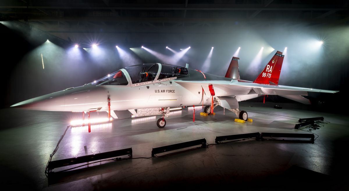 اولین مدل تولیدی جنگنده آموزشی T-7A Red Hawk بوئینگ معرفی شد [تماشا کنید]