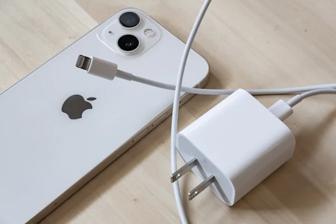 اپل اولین شارژر ۳۵ واتی دوگانه USB-C خود را عرضه می کند