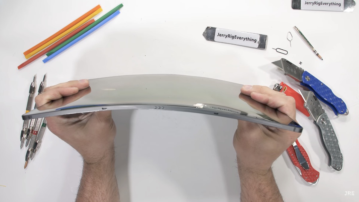 تبلت غول‌پیکر گلکسی تب S8 اولترا از تست مقاومت سربلند بیرون آمد [تماشا کنید]