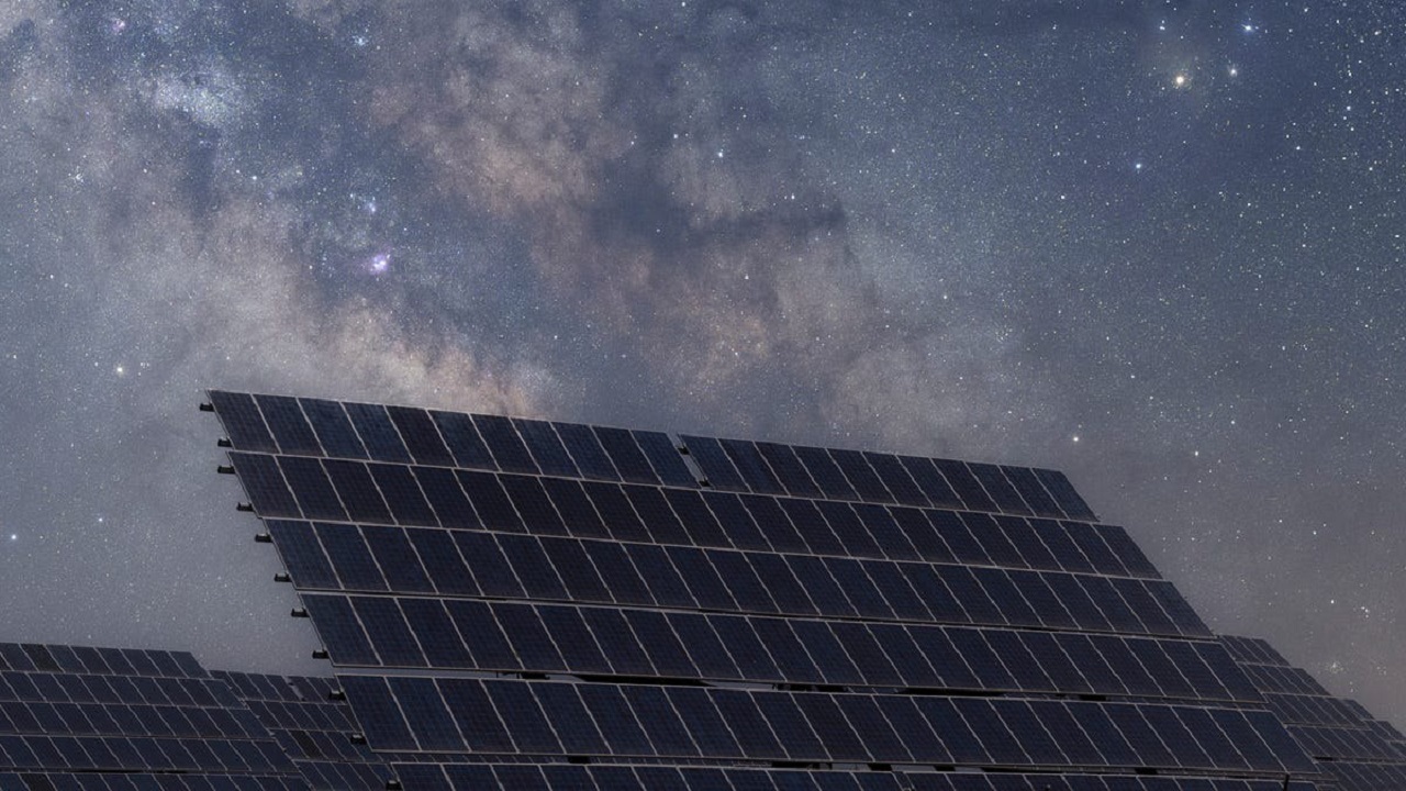 پنلهای خورشیدی میتوانند در شب هم برق تولید کنند!