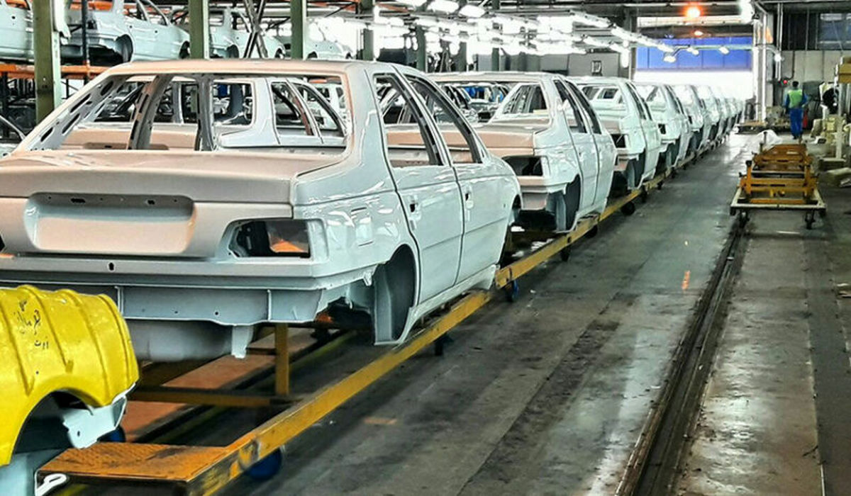 یک سوم نیروی شاغل در ایران خودرو و سایپا مازاد هستند؛ 25 هزار نفر حقوق بگیر بدون بازدهی