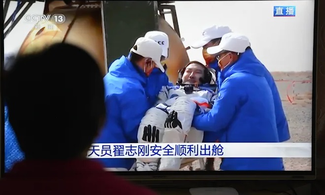 ۳ فضانورد چینی بعد از ثبت رکورد ۶ ماه اقامت در فضا به زمین بازگشتند