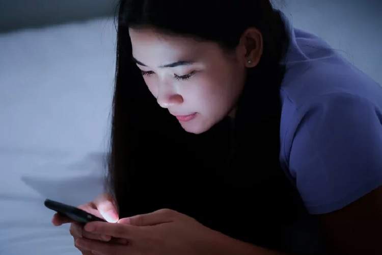 آیا نور آبی برای پوست شما مضر است؟