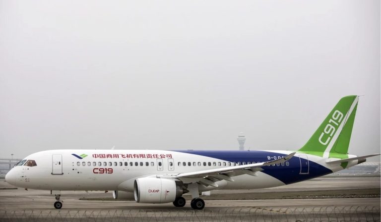 اولین پرواز آزمایشی موفق هواپیمای C919؛ رقابت چین با ایرباس و بوئینگ جدی‌تر می‌شود