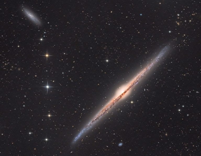 تصویر روز ناسا: کهکشان سوزنی، ایستاده روی لبه!