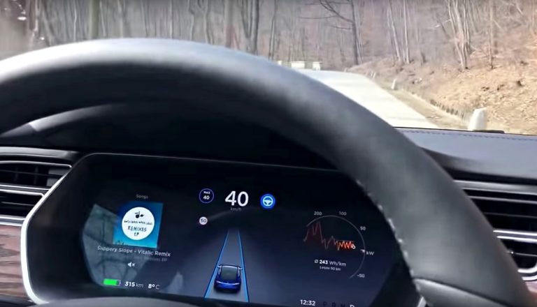 سیستم خودران مدل تسلا S با مرگ سه نفر در اثر تصادف مورد تحقیق قرار می‌گیرد