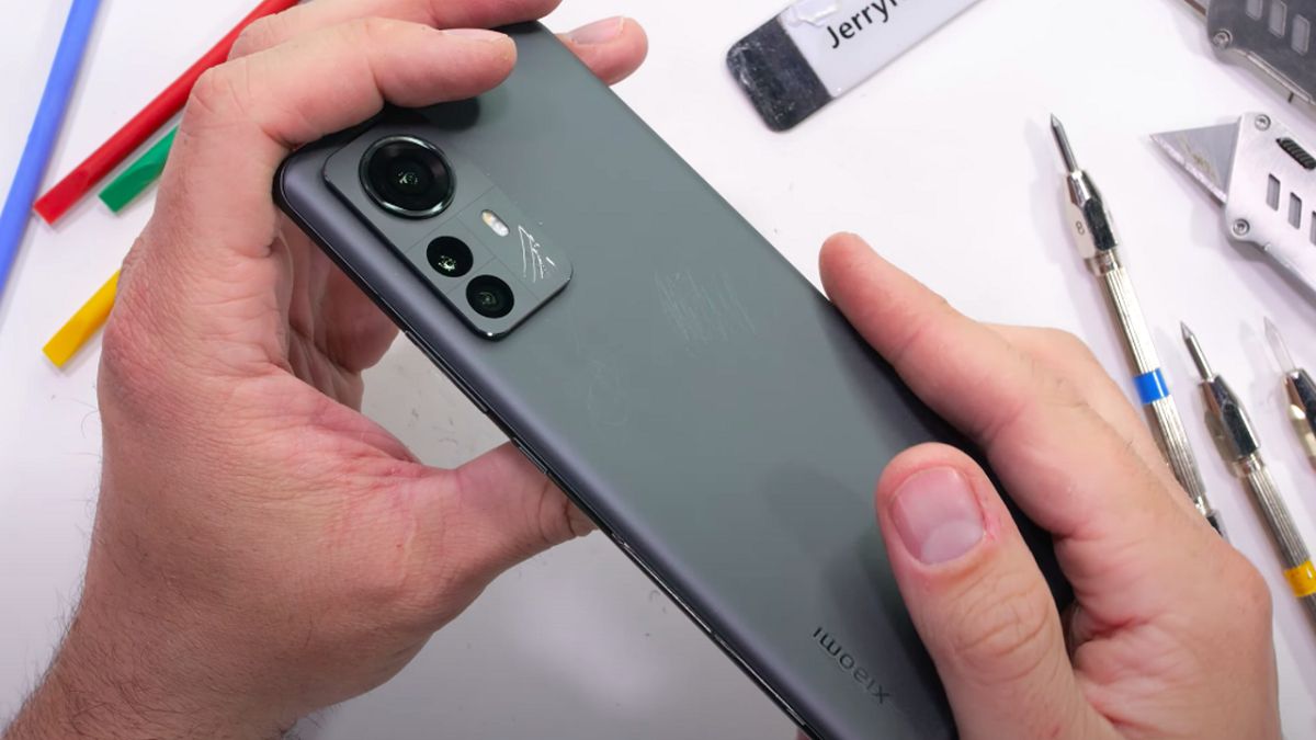 شیائومی 12 پرو در تست مقاومت جان سالم به در برد [تماشا کنید]