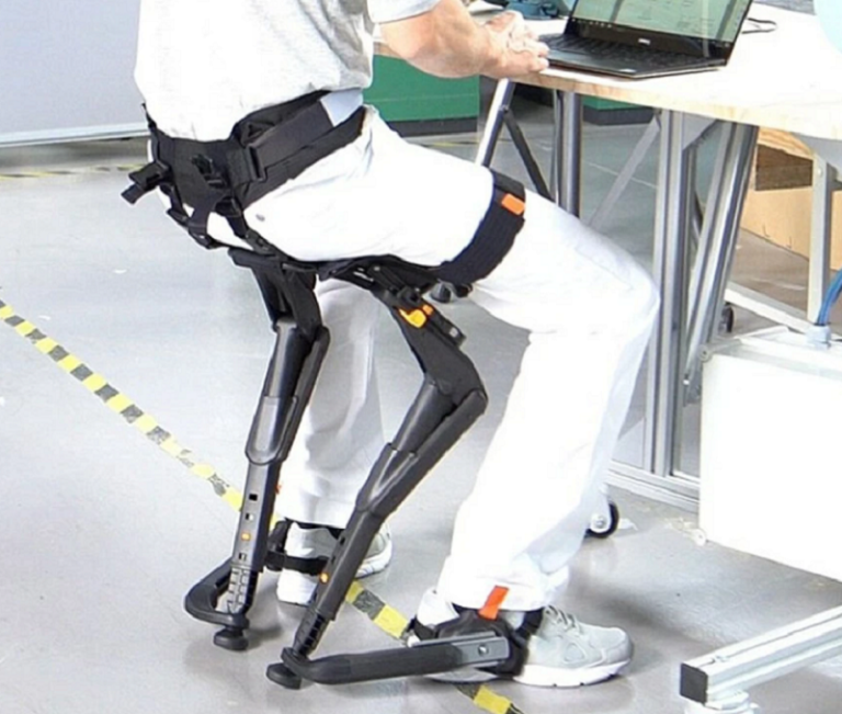 صندلی پوشیدنی با اسکلتی تاشو برای نشستن در هر موقعیتی [تماشا کنید]