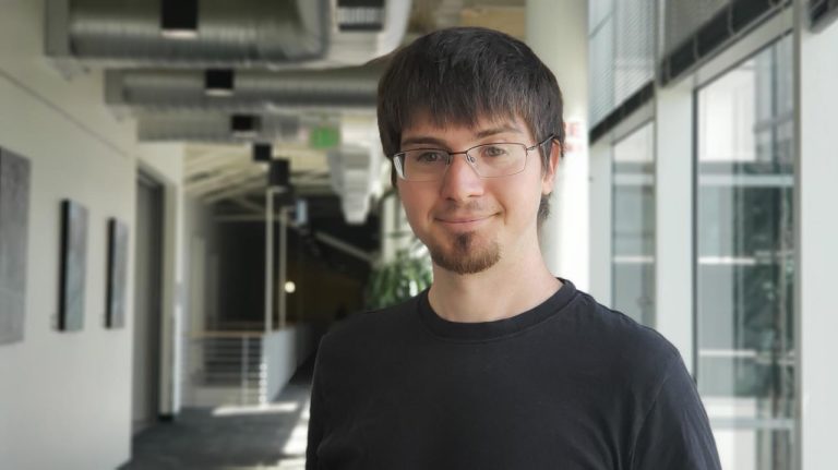 مدیر بخش یادگیری ماشینی اپل به دلیل سیاست بازگشت به دفاتر استعفا داد