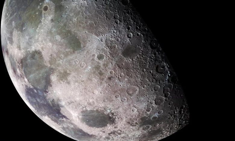 نتیجه یک پژوهش: بخشی از آب سطح ماه احتمالا از جو زمین روی آن باریده است