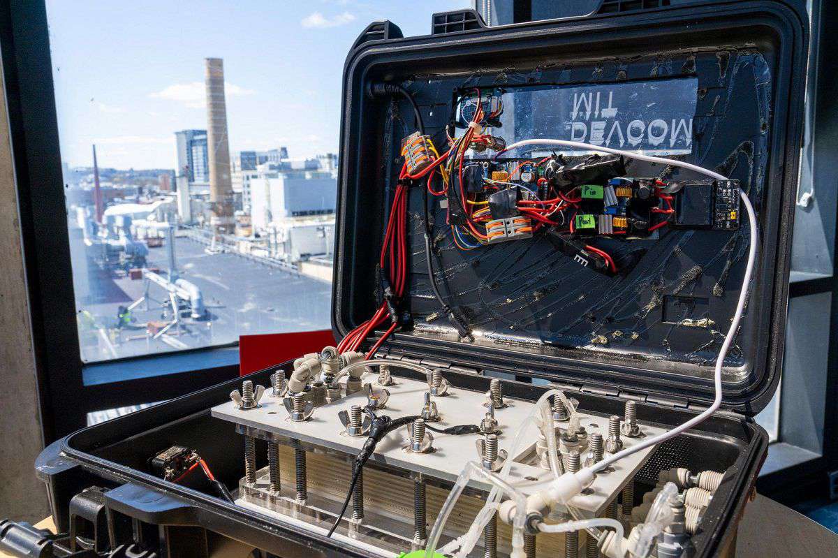 پژوهشگران MIT دستگاه آب شیرین‌کن قابل حمل با وزن کمتر از 10 کیلوگرم توسعه دادند