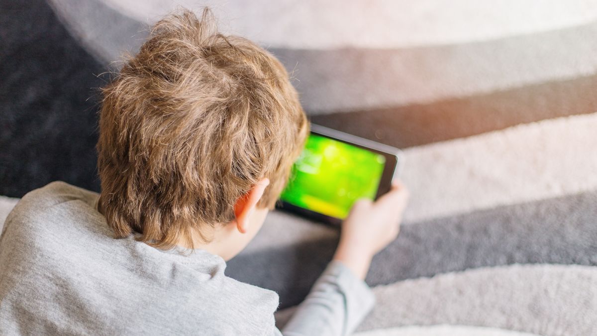 کودکان اینفلوئنسر، فرزند فقر در سواد رسانه‌ای؛ نگاهی به تلاش والدین برای درآمدزایی از شبکه‌های اجتماعی