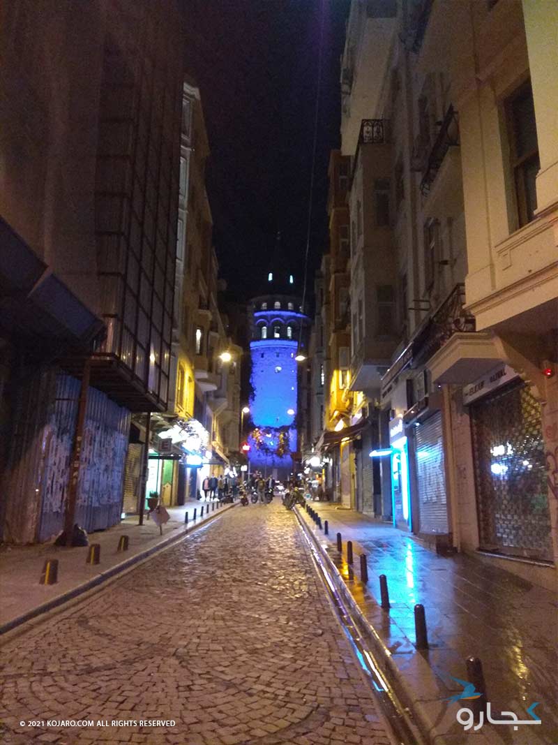 نمایی از برج گالاتا در انتهای خیابان استقلال با نورپردازی آبی در شب