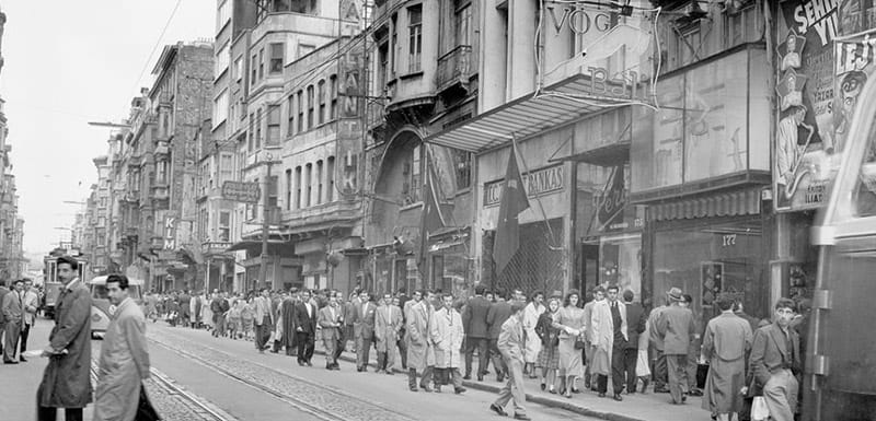 تصویری سیاه و سفید از تجمع مردم در خیابان استقلال در گذشته