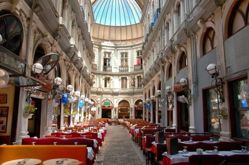 میز و صندلی کافه ها در پاساژ چیچک استانبول زیر گنبد شیشه ای