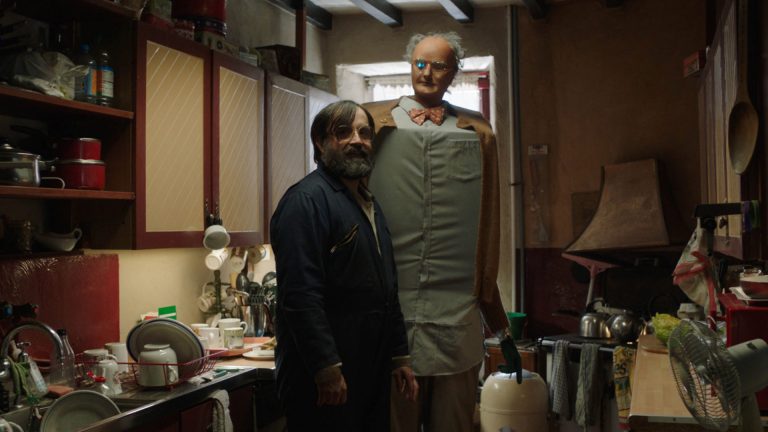 نقد فیلم برایان و چارلز (Brian And Charles) | داستان یک رفاقت عجیب!