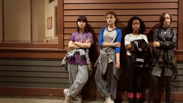 معرفی سریال دختران روزنامه‌رسان (Paper Girls) | سفر در زمان برای نجات دنیا