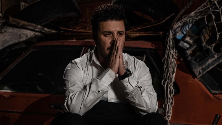 نقد فیلم دوزیست | ماجراهای دختری مرموز