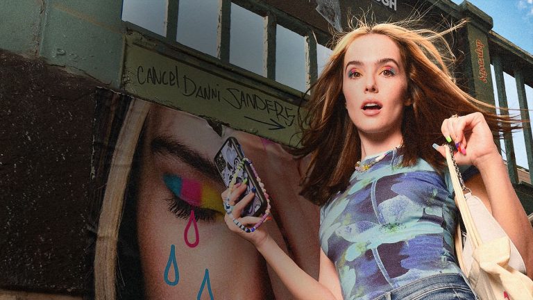 نقد فیلم خوب نیستم (Not Okay) | فرار زوئی دویچ از تنهایی