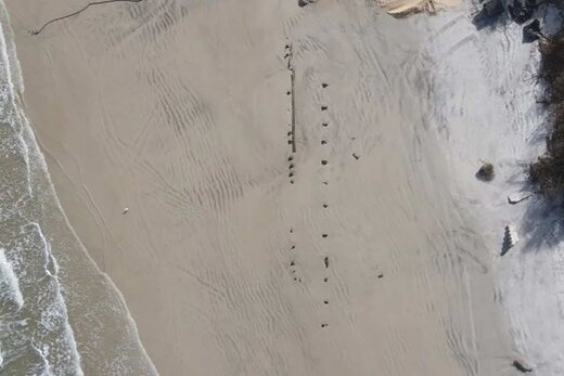 کشف‌ اتفاقی یک کشتی اسرارآمیز پس از طوفان / عکس