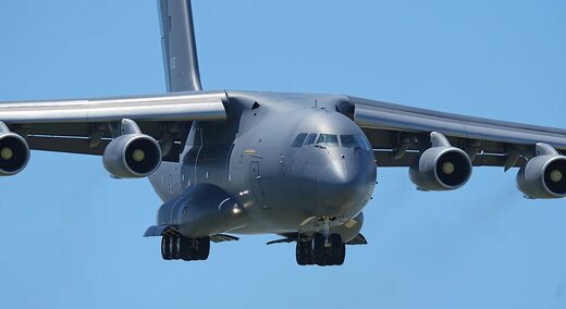 هواپیمای غول‌پیکر نظامی چین تانک را به آسمان می‌برد  / عکس