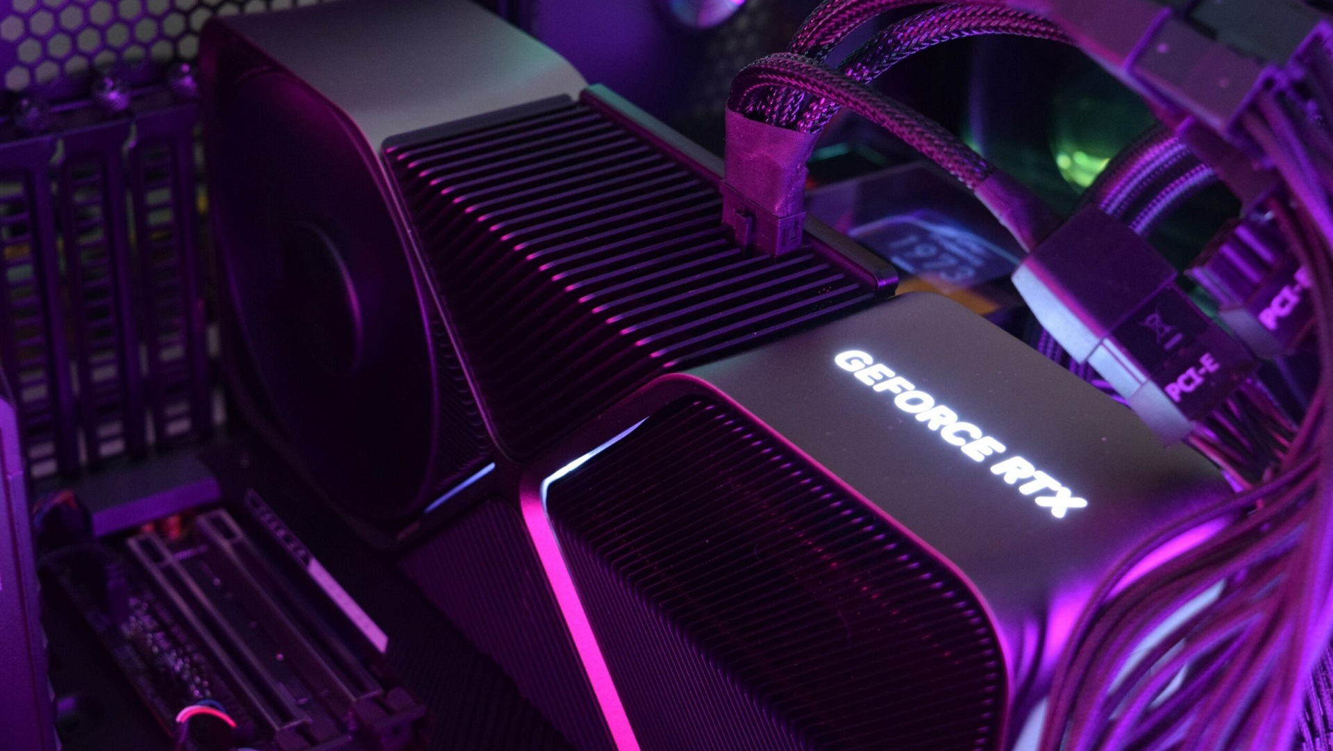 کارت گرافیک رفرنس RTX 4070 در تصاویر فاش شده دیده شد