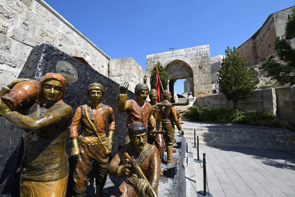 عکس | زلزله ترکیه این قلعه تاریخی را با خاک یکسان کرد