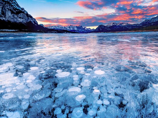 عکس | پدیده خارق العاده طبیعی در کانادا که از یخ و متان ساخته شده!