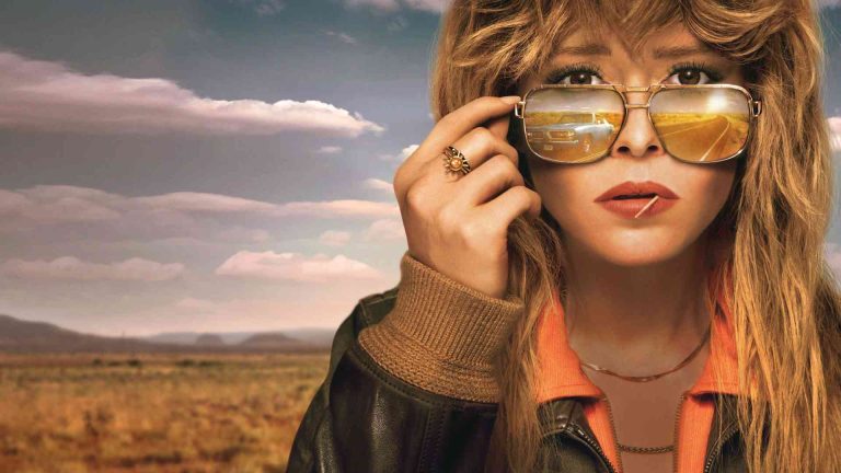 معرفی سریال پوکر فیس (Poker Face) | داستان‌های پلیسی با چاشنی کمدی!